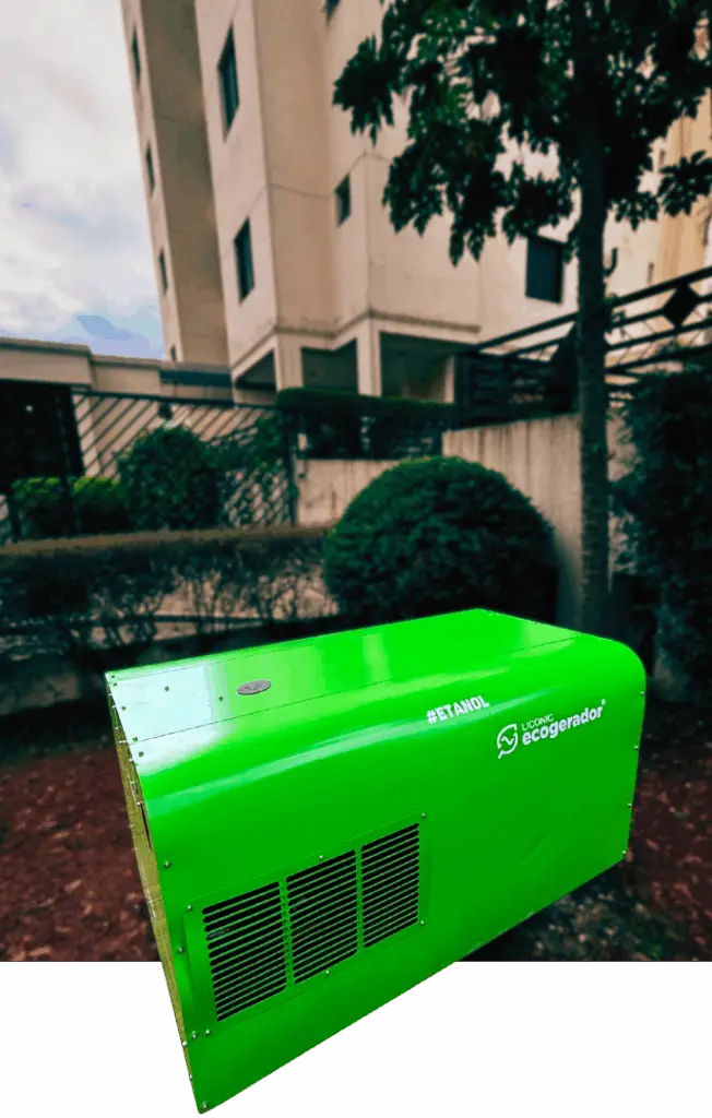 Ecogerador verde da Liconic a ETANOL instalado ao lado de edifício residencial em área arborizada.