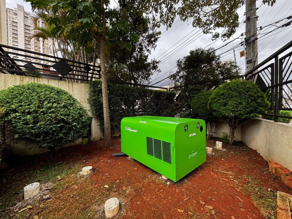 Ecogerador a etanol da Liconic instalado em área externa como backup de energia limpa 